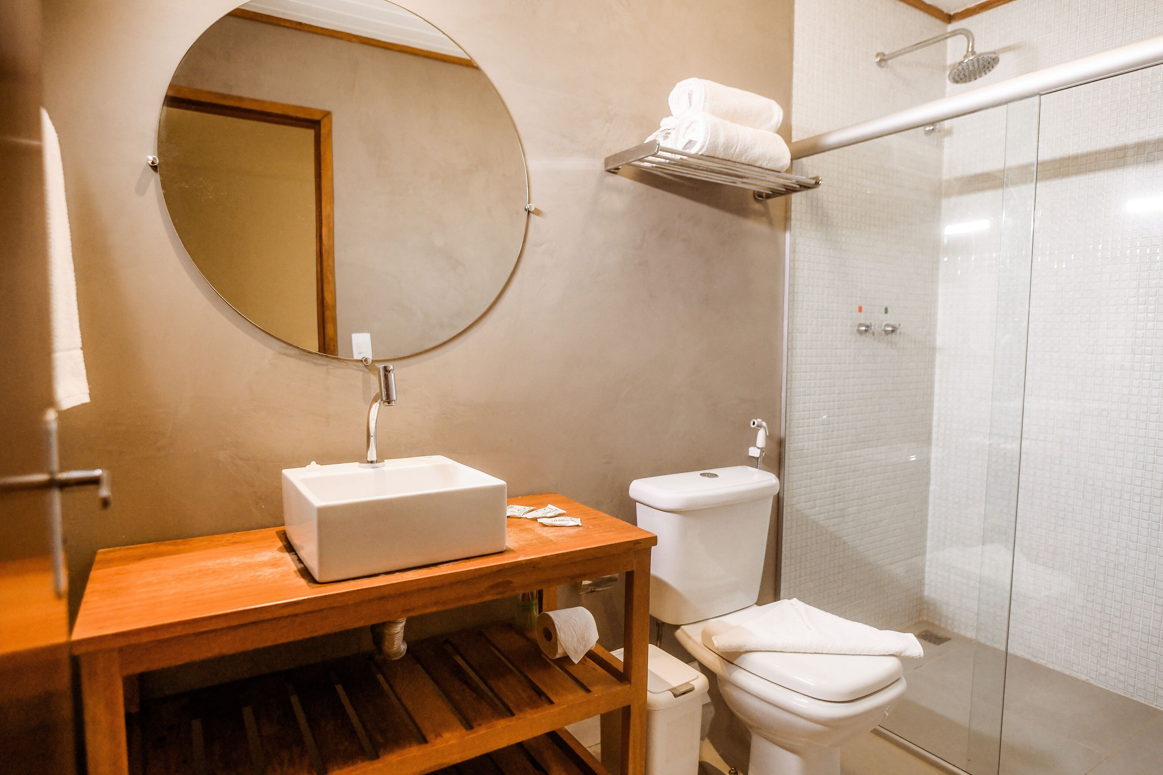 Quarto triplo, sacada | Banheiro | Chuveiro, secador de cabelo, toalhas de banho, sabonete