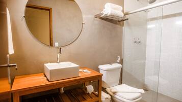 Quarto triplo, sacada | Banheiro | Chuveiro, secador de cabelo, toalhas de banho, sabonete