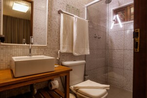 Habitación Deluxe doble, balcón | Baño | Ducha, secador de pelo, toallas y jabón