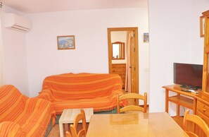TV - Central apartment for six people (CONIL DE LA FRONTERA)