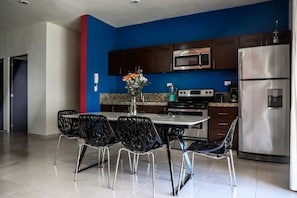 Apartamento luxo, 2 quartos | Cozinha privada | Micro-ondas, fogão, talheres/pratos/utensílios de cozinha