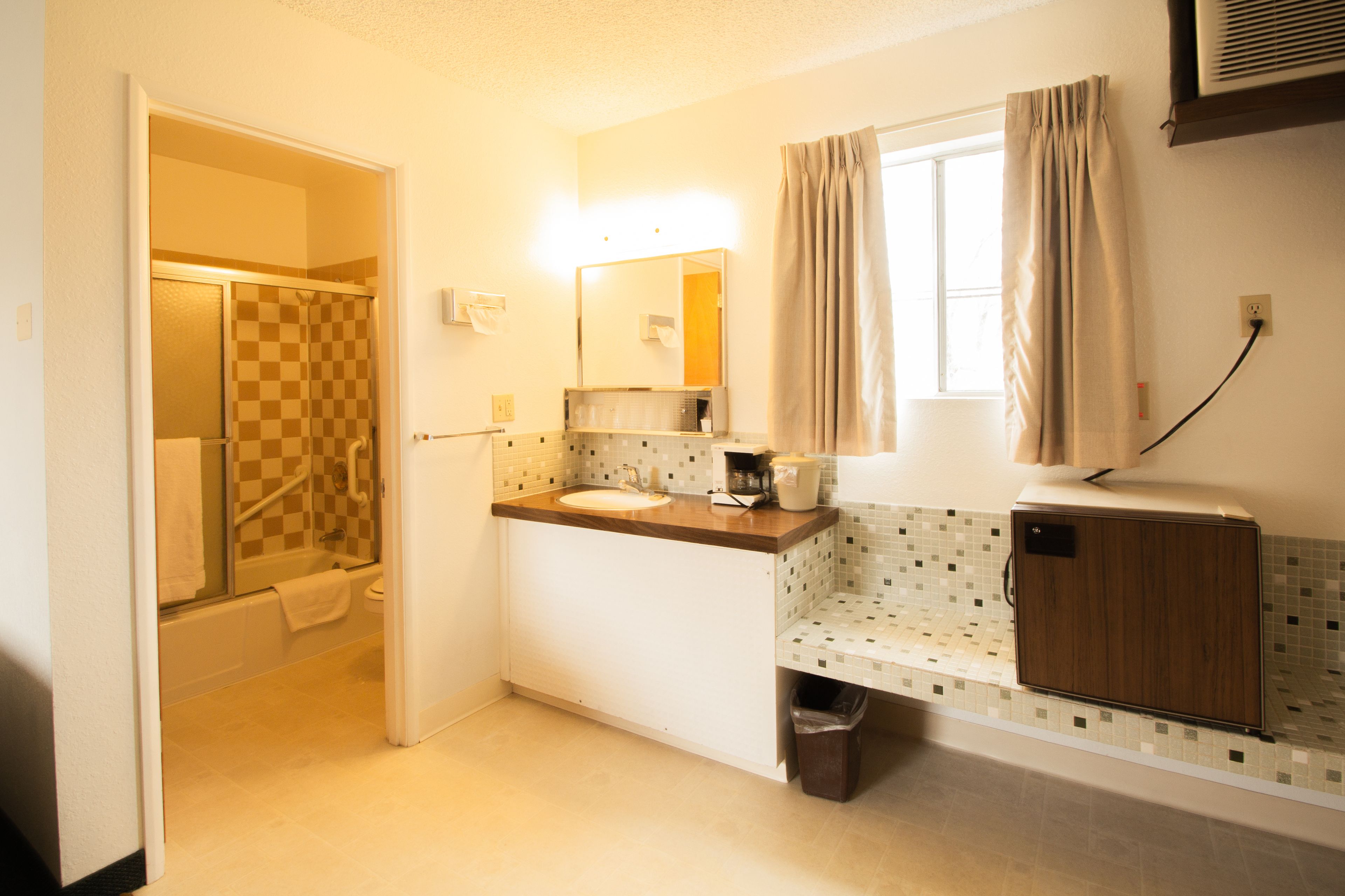 Combined shower/tub, hydromassage showerhead, free toiletries