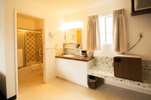Combined shower/tub, hydromassage showerhead, free toiletries - Dreamers Lodge (John Day)
