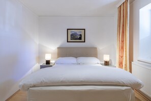1 chambre, bureau, fer et planche à repasser, accès Internet