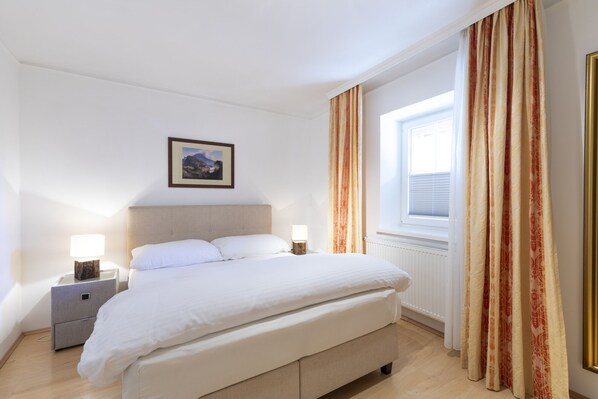 1 bedroom, desk, iron/ironing board, Internet