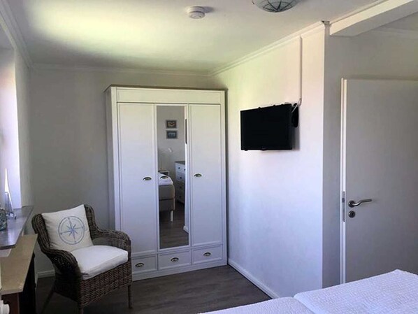 1 bedroom, desk, bed sheets