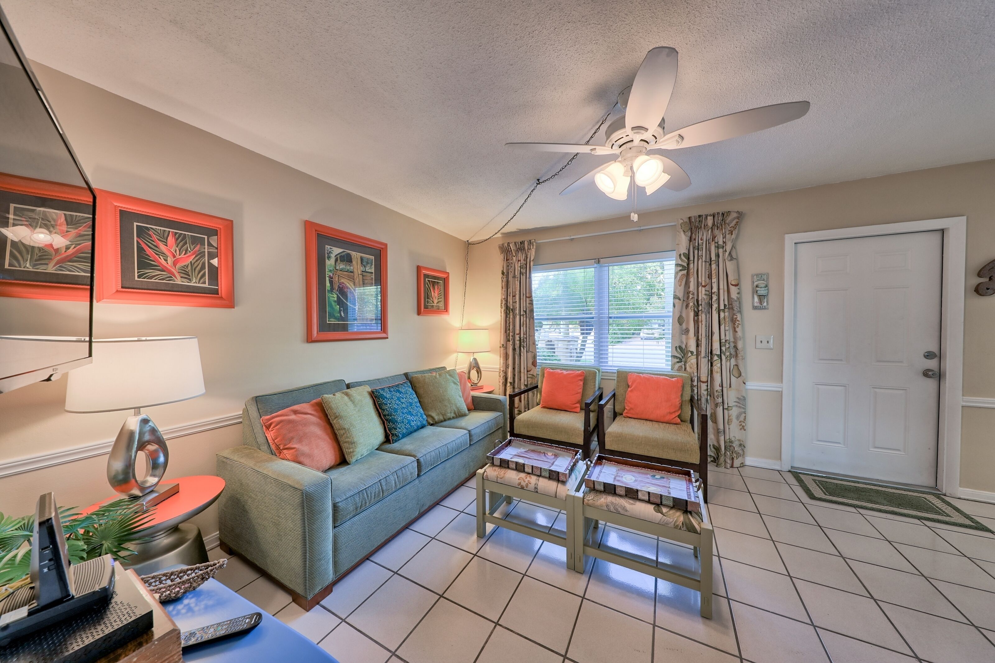 Lägenhet Classic - 2 sovrum | Vardagsrum | 42-tums platt-tv med kabelkanaler och tv