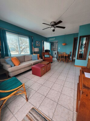 Apartment, Balkon (4) | Wohnbereich | 42-Zoll-Flachbildfernseher mit Kabelempfang, Fernseher