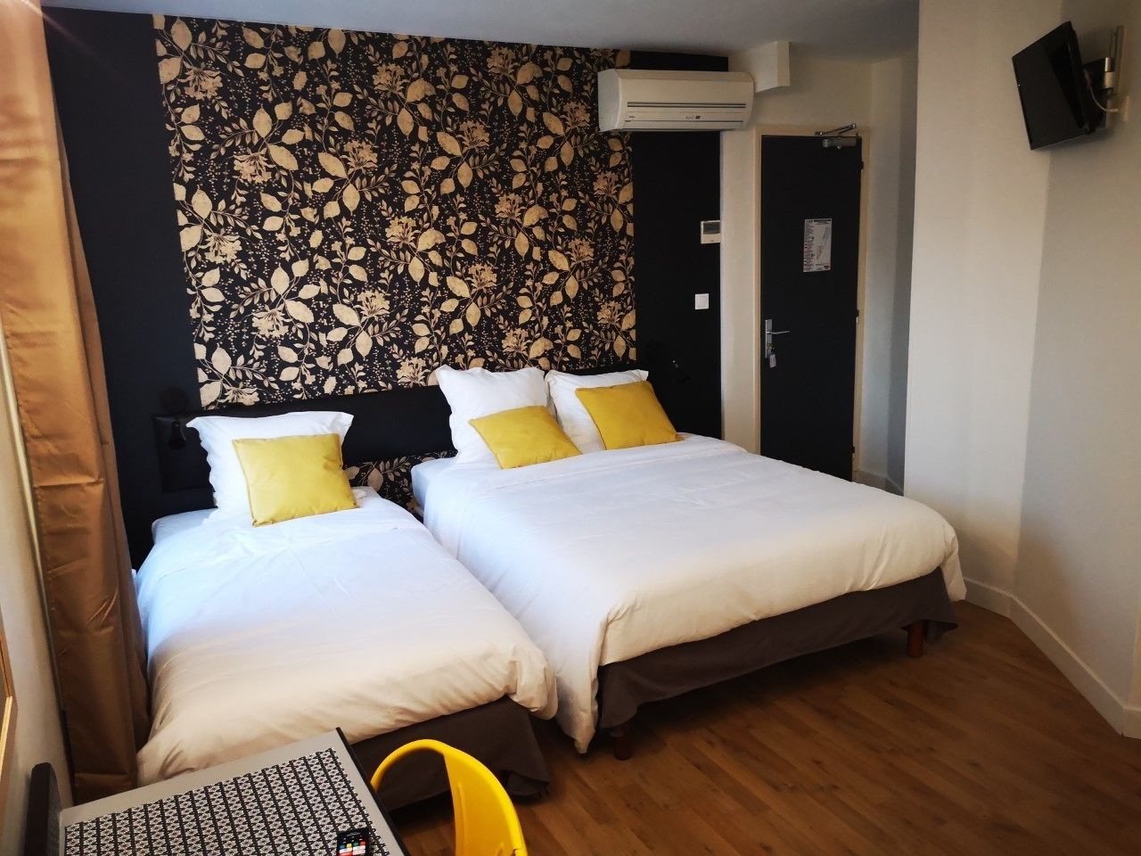 desk, blackout curtains, soundproofing, free cots/infant beds