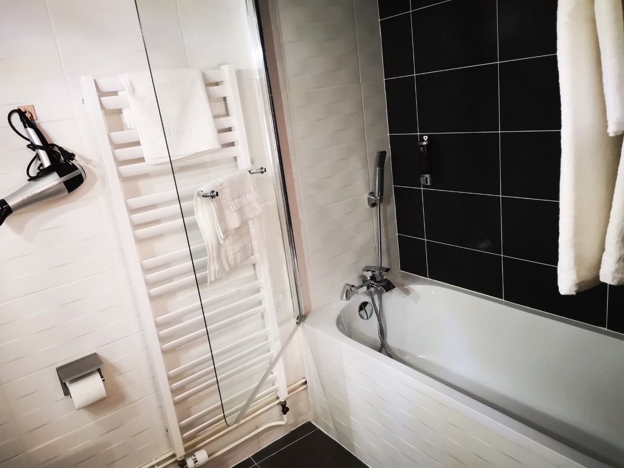 deluxe double room | bathroom | free toiletries, hair dryer, towels