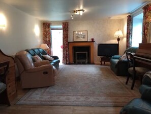 Televisio, takka, kirjoja