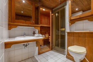 Duschwanne, Haartrockner, Handtücher