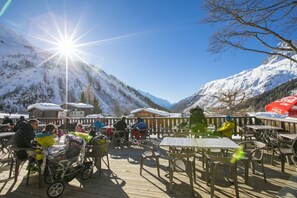 تناول الطعام بالخارج