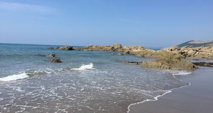 Maison luxueuse dans un endroit isolé avec vue rurale.