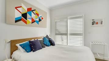 2 habitaciones, escritorio, tabla de planchar con plancha y wifi