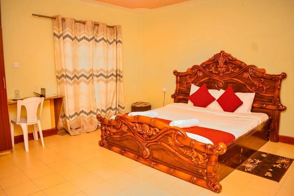 Minibar, individuell inredning, unika möbler och skrivbord