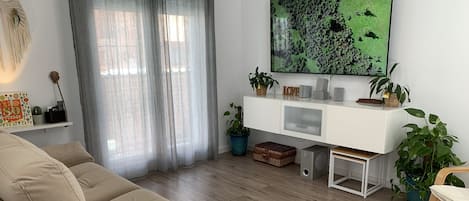 Smart-TV, TischfuĂball, BĂŒcher