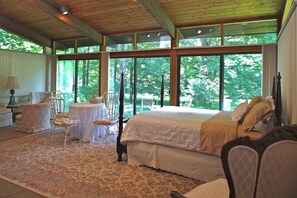 2 Bedrooms 1 Bath | 1 bedroom, premium bedding, iron/ironing board, free WiFi