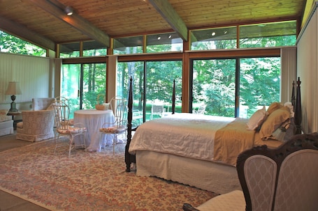 2 Bedrooms 1 Bath | 1 chambre, literie de qualité supérieure, fer et planche à repasser