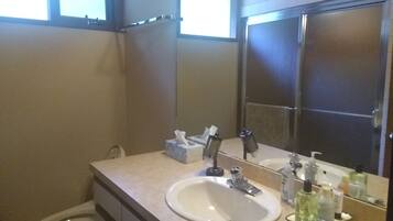 1 Bedroom 1 Bath | Banheiro | Chuveiro, produtos de toalete grátis, secador de cabelo