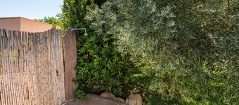 Holiday Home in Quiet Location with Wi-Fi Garden & Terrace; Parking Available