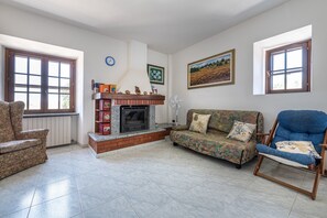 TV, fireplace