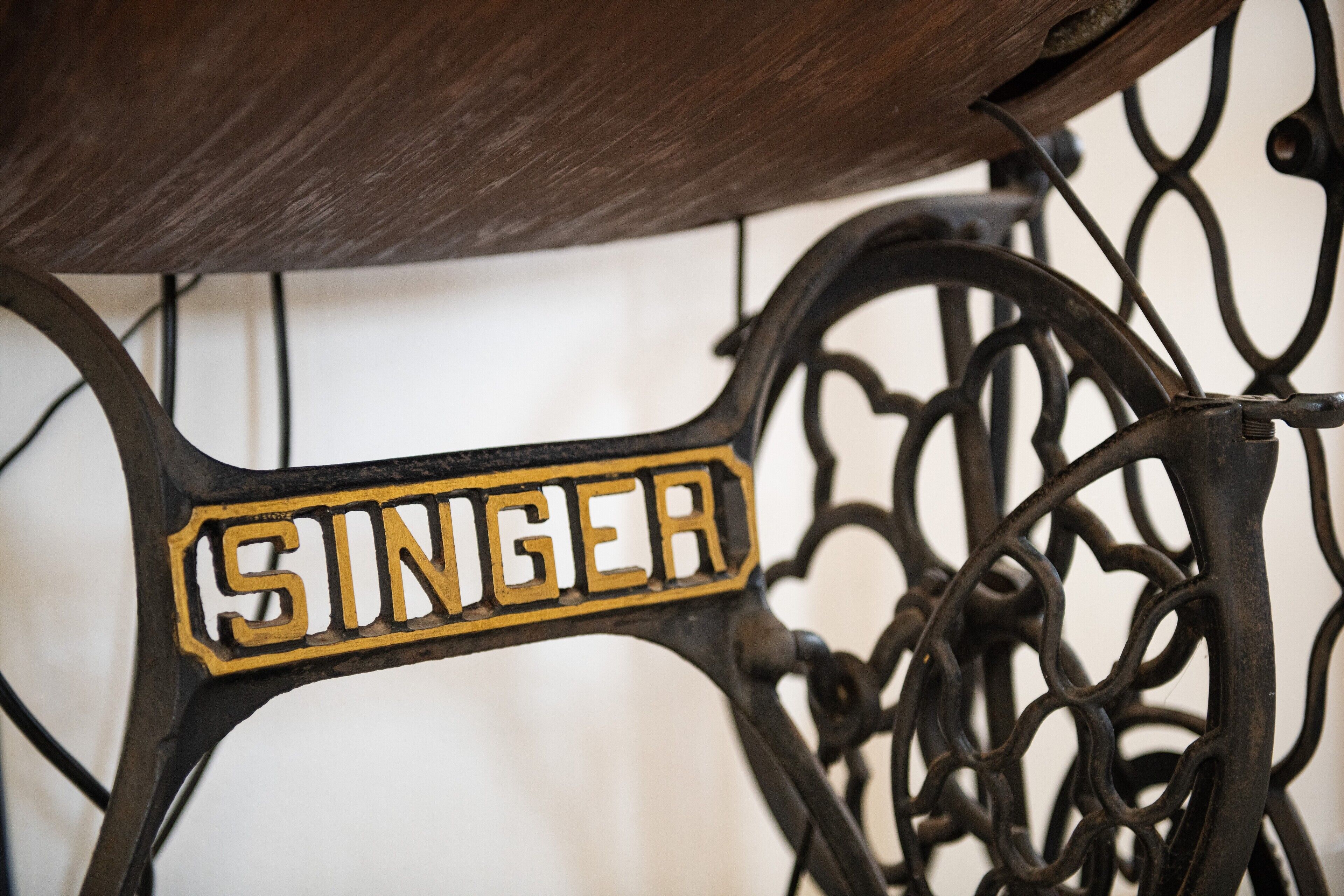 Una mesa de metal con una placa de la marca 'SINGER'.