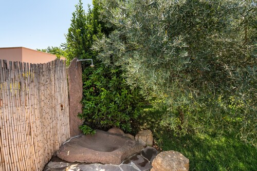 Holiday home in a quiet location with WiFi, garden, and terrace; parking spaces available