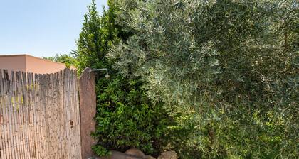 Holiday home in a quiet location with WiFi, garden, and terrace; parking spaces available