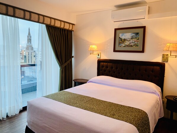 ميني بار وخزنة داخل الغرفة وبديكورات فريدة لكل غرفة ومكتب