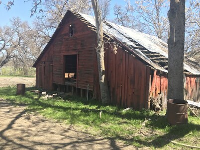 Casa de la vieja escuela convertida en lodge.