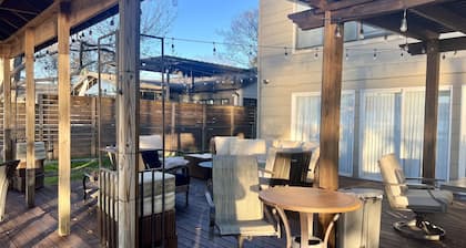 5-bedroom vacation home waterfront on Lake Conroe
