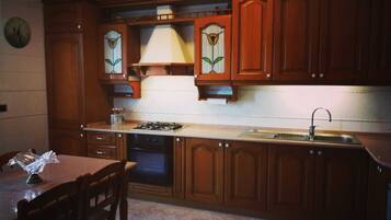 Een koelkast, een oven, een kookplaat, een waterkoker