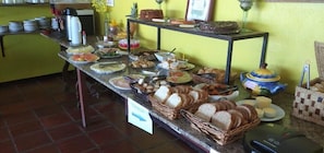 Free daily buffet breakfast - Pousada Tartaruga (Rio das Ostras)
