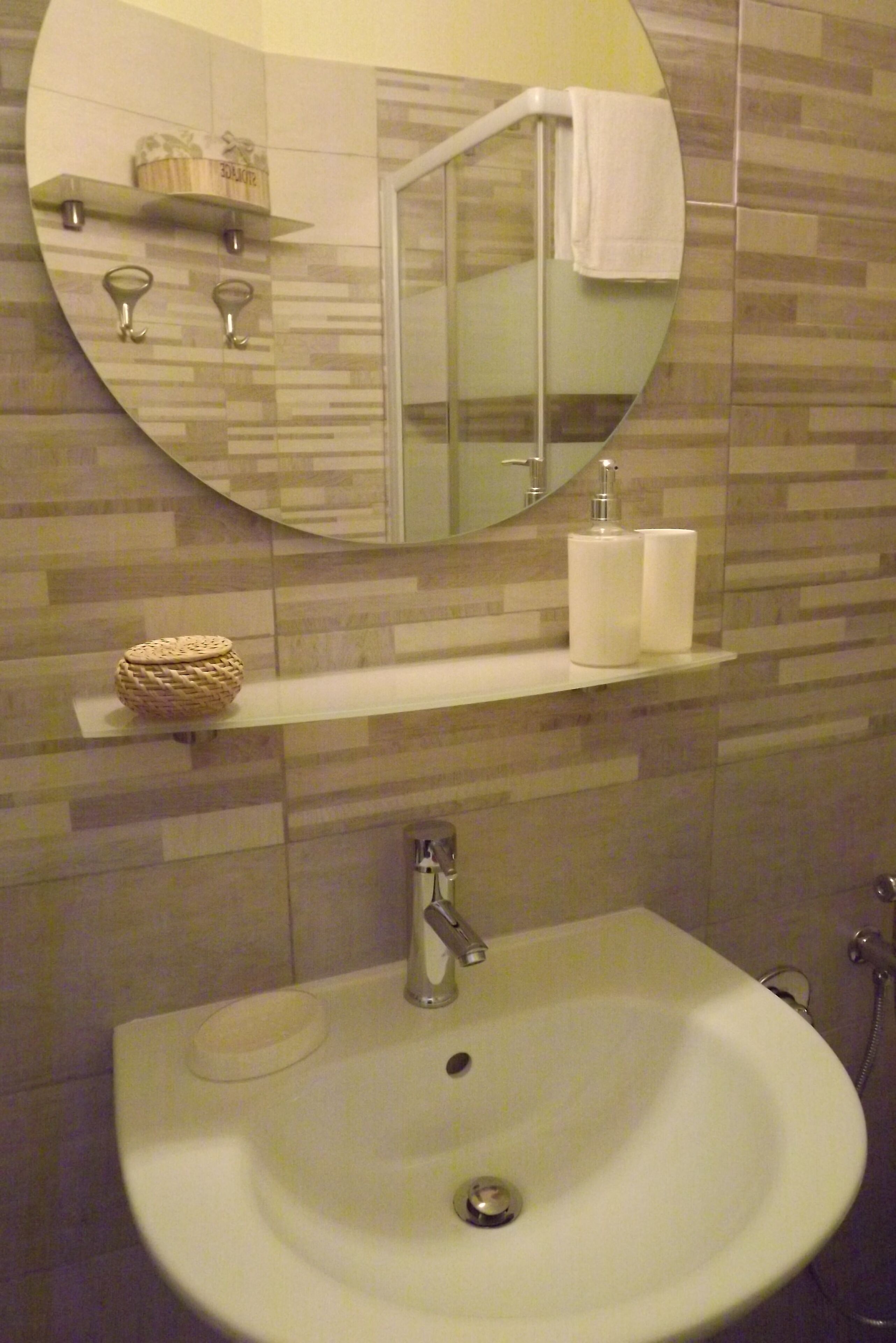Haartrockner, Handtücher, Shampoo, Toilettenpapier