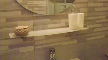 SĂšche-cheveux, serviettes fournies, shampoing, papier toilette