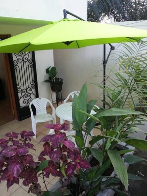 Exterior detail - Dans un jardin au centre ville (Yaoundé)