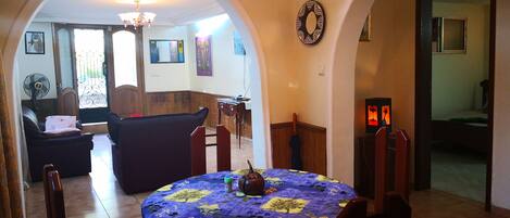 Leilighet | Oppholdsområde | En 43-tommers Flatskjerm-TV med førsteklasses TV-kanaler samt TV