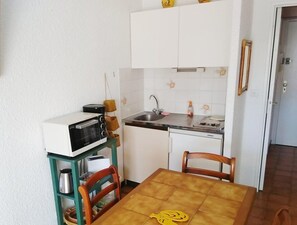 Réfrigérateur, grille-pain, batterie de cuisine, vaisselle et ustensiles