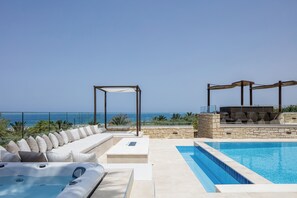 Una piscina cubierta, una piscina climatizada