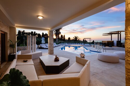 Sea views, sauna, hot tub, mini golf, 2 pools!