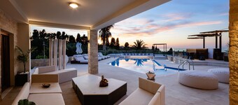 Sea views, sauna, hot tub, mini golf, 2 pools!