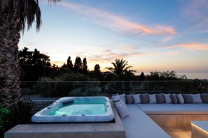Outdoor spa tub