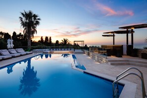 Una piscina cubierta, una piscina climatizada