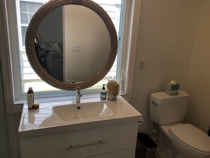 Shower, hair dryer, towels, shampoo - Heaven by the beach! (Belmar)