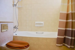 Apartment | Badezimmer | Badewanne, Haartrockner, Handtücher, Toilettenpapier