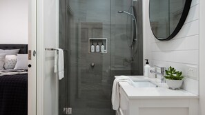 Badewanne, Haartrockner, Handtücher