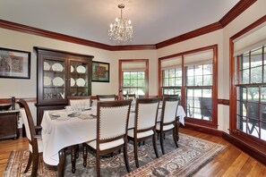 Free daily full breakfast  - Pleasanton Courtyard B&B (Fayetteville)