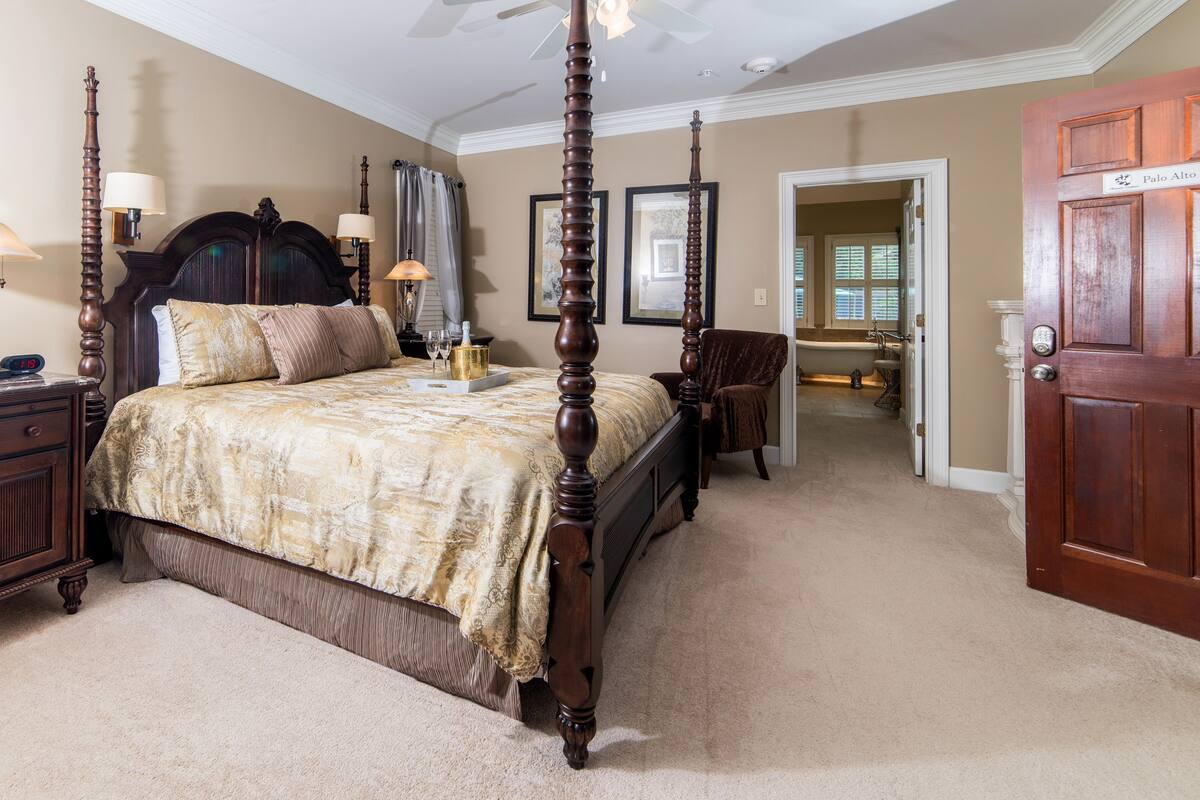 Palo Alto Suite | In-room safe, laptop workspace, iron/ironing board, WiFi (free)