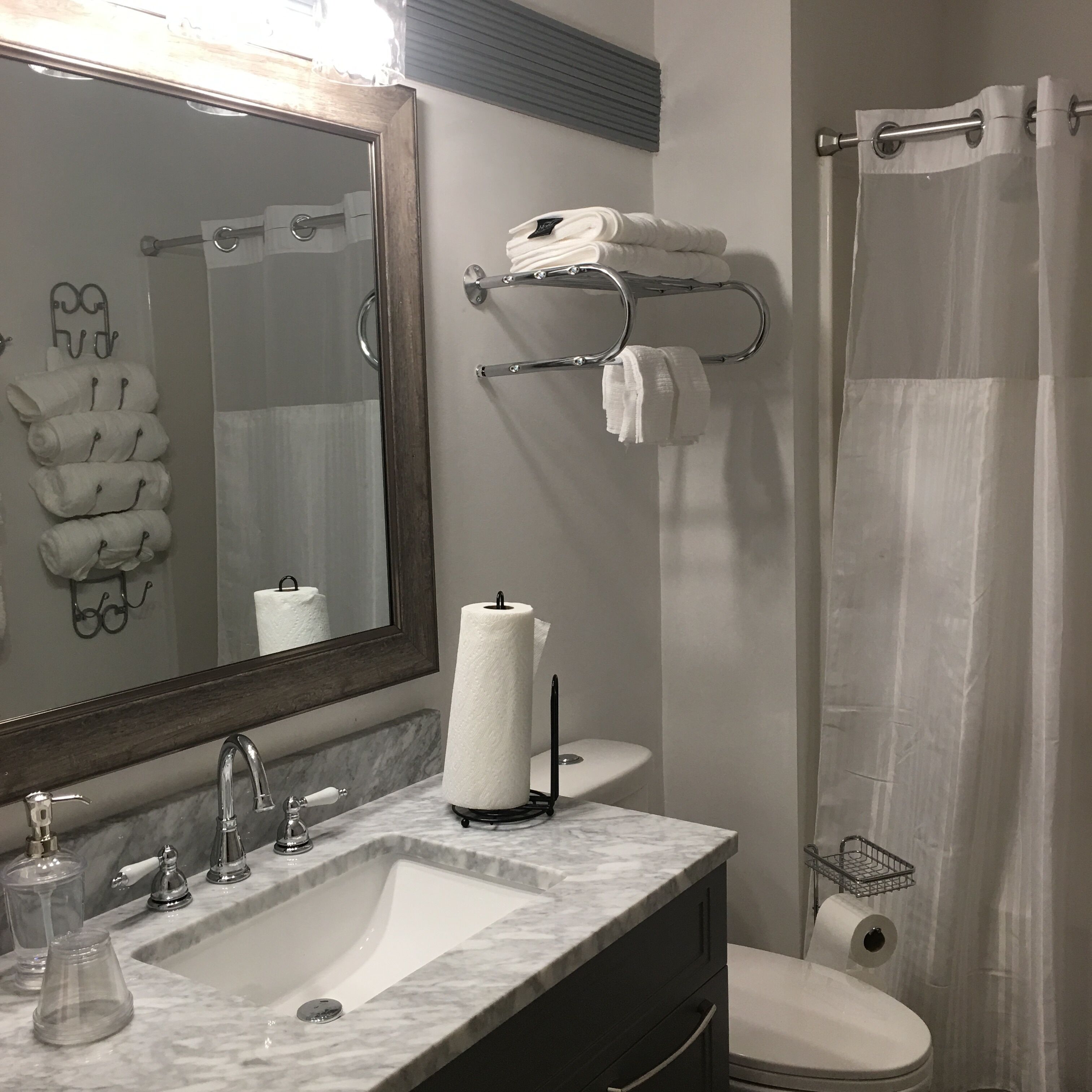 Tina con regadera, secadora de cabello, toallas, jabón 